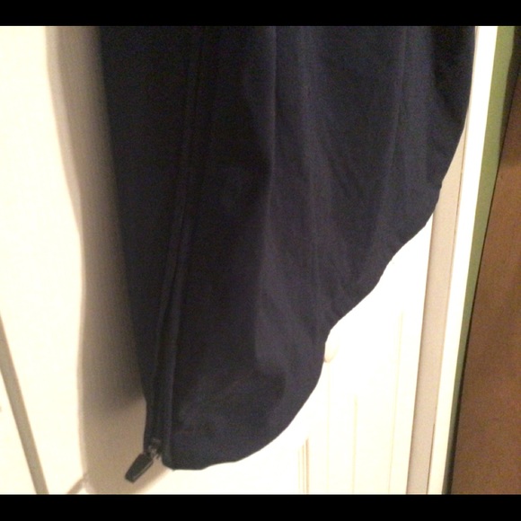 Under Armour, boys navy blue, warm up shirt, size med. - Picture 5 of 5